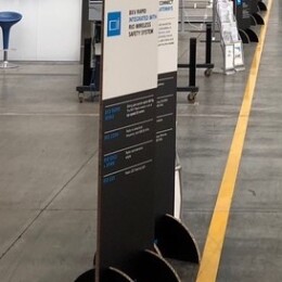 Totem con piedi ad incastro